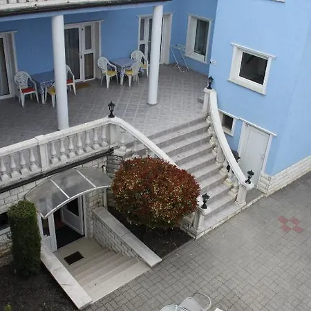 Blue House Pensión 3*